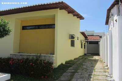 Frente da casa com vista para a garagem