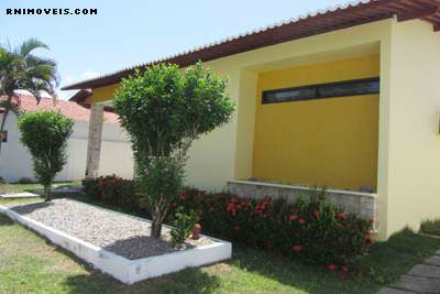 Frente da casa e jardim