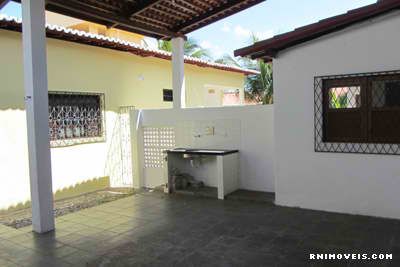 Garagem coberta para três carros