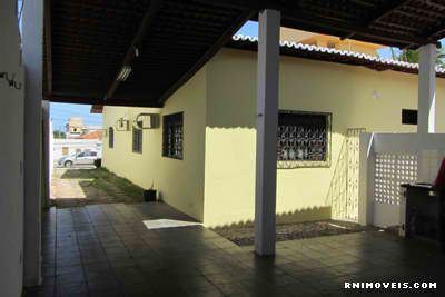 Garagem coberta para três carros