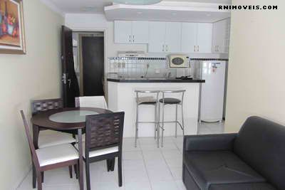 Sala com cozinha ao fundo