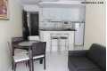 Sala com cozinha ao fundo