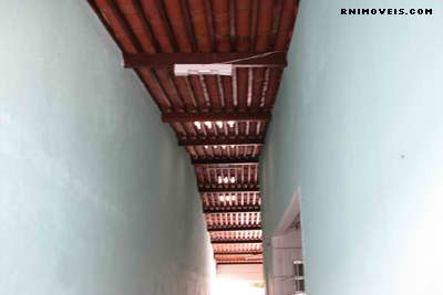 Passagem lateral coberta