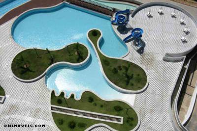 Área de lazer completa com piscina