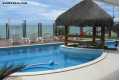 Beira-mar com piscina e bar