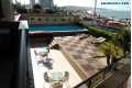Piscina com mar ao fundo