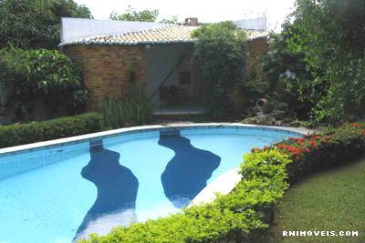 Jardim com piscina
