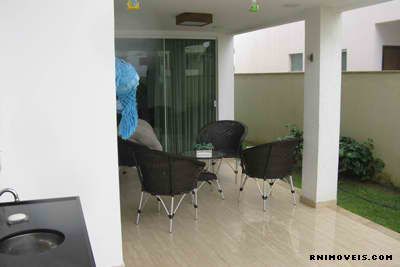 Jardim com área coberta